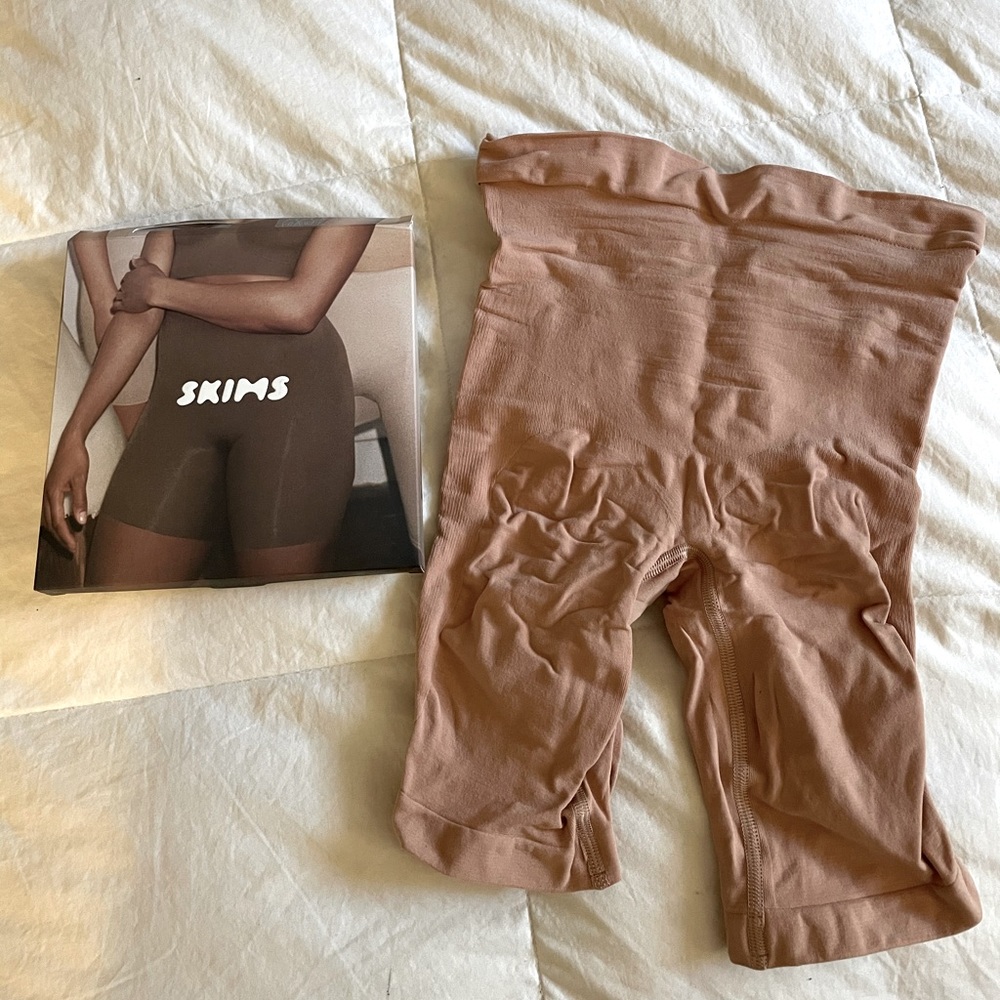 Skims Mid-Thigh Sculpting Shorts